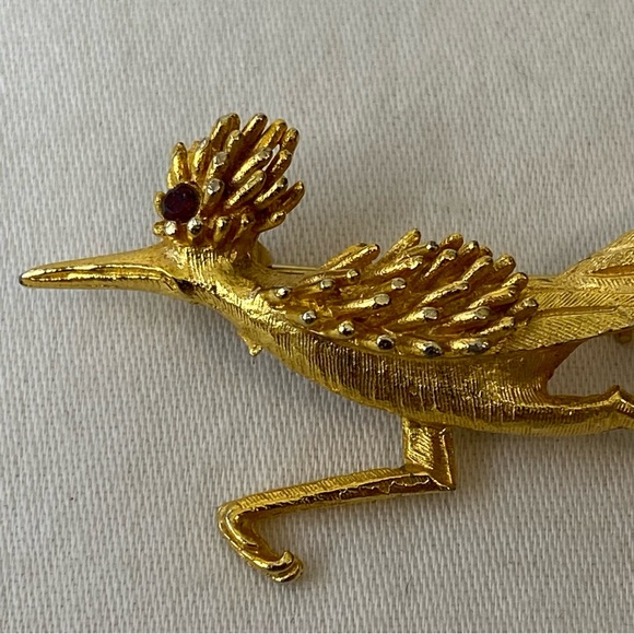 Glamour PHX Gold Colored Roadrunner Brooch Pin Signed Red Eye - Picture 7 of 7